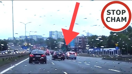 Kierujący Toyotą taksówkarz spycha z pasa kierowce Citroena, który robiąc unik zajeżdża drogę BMW. Niewiele brakowało do kolizji. Kierujący BMW postanawia się odegrać nie kierowcy Citroena ...
24.05.2025