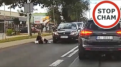Potrącenie na przejściu dla pieszych w Warszawie
Kierujący Nissanem najeżdża na tył Renault, które zatrzymuje się przed przejściem.
W wyniku uderzenia Renault wjeżdża na przejście na przez które przechodzi piesza.
Auto przejechało kobiecie po palcach u nóg. Na miejsce przyjechała karetka i Policja.
18.08.2025 Warszawa