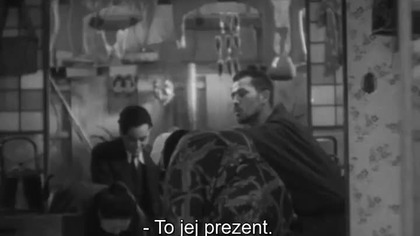 Bohaterką filmu jest matka pracująca niemalże niewolniczo w małej g&oacute;rskiej fabryce przemysłu wł&oacute;kienniczego. Poświęca się całkowicie dla syna, kt&oacute;ry studiuje w Tokio. Ma nadzieję po zakończeniu studi&oacute;w zdobyć i wysoką pozycję, i pieniądze.