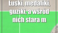 Łuski, medaliki, guziki, a wśród nich stara moneta
