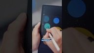 Ten tablet przypomina w dotyku kartę papieru