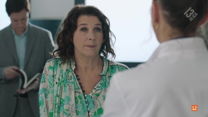 Sezon 3 Odcinek 14 - Z lotu ptaka (Dune pierre, deux coups)
Ornitolożka zabija męża za pomocą zdalnie sterowanego drona podczas swojego spotkania autorskiego. Kapitan Agn&egrave;s, fanka autorki, nabiera podejrzeń.

Źr&oacute;dło: https://programtv.naziemna.info/program/stacja/13ulica,02-lipca