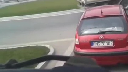 Na rondzie miało być w lewo więc pojechała w lewo.  Dosłownie!  #kierowcy #rondo #shorts #droga