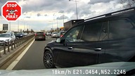 Mercedesem wymusza pierwszeństwo i gwałtownie hamuje.  STOP PIRAT