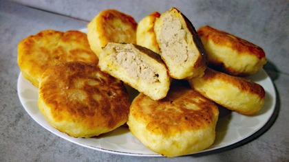 Langosze z miesem z rosołu są chrupiące z zewnątrz i niezwykle miękkie w środku!