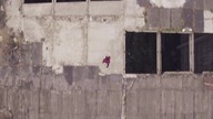 Niesamowity Parkour sfilmowany od g&oacute;ry ze śledzącego drona wygląda jak gra 2D