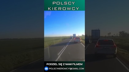 Szok!! Wyprzedzanie na czołówkę z radiowozem jadącym na sygnałach #polscykierowcy #shorts #polska