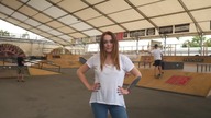 Piękna dziewczyna jeździ na wrotkach na skateparku