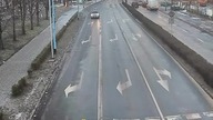 Legnica: Policjant zatrzymuje ruch by pomóc przejść niepełnosprawnemu