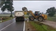 Załadunek kamienia na ciężarówkę