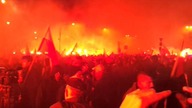 Czerwona łuna pod pomnikiem Dmowskiego
