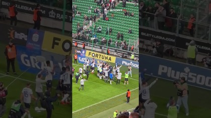 Piłkarze Lecha Poznań po wygranej podeszli pod zamknięty sektor bez kibiców.  #football