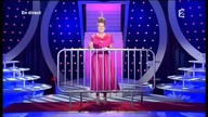 Nawiedzona kobieta świeci nagim biustem w programie telewizyjnym