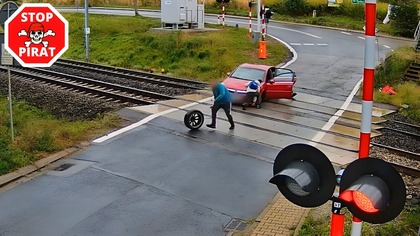 Opel traci koło na środku przejazdu kolejowego i szybka reakcja policjanta po służbie.  STOP PIRAT