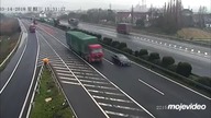 Drogowy idiota doprowadza do wypadku