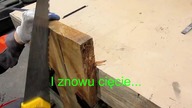Majsterkowicz buduje krzesełko dla dziecka tradycyjnymi technikami ręcznymi