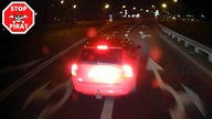 Jeździ slalomem, wyhamowuje ciężarówkę, zajeżdża drogę i nie daje za wygraną.  STOP PIRAT