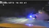 Policjant ratuje kierowcę z palącego się samochodu