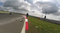 Motocyklista podczas wyścigu zostaje znokautowany przez fragment osłony silnika
