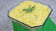 Sałatka warstwowa z tuńczykiem i makaronem - Jak zrobić - Smakowite Dania