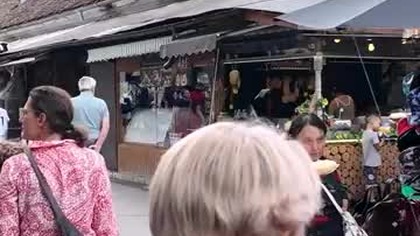 Jak na Krupówkach - zamek Drakuli Rumunia #naszkarawaning #rumunia #drakula #zamekDrakuli