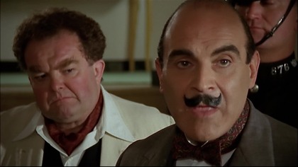 Poirot S08E01: Zło, kt&oacute;re żyje pod słońcem