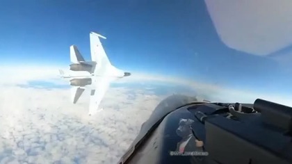 W rejonie Alaski rosyjski myśliwiec SU-35S przeleciał przed amerykańskim F-16