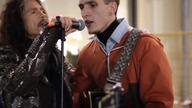 Uliczny artysta daje koncert z niespodzianką