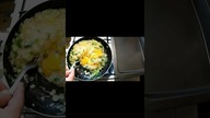 Czy masz w domu makaron , jajka i szczypior ? Niedrogi i pyszny przepis na szybki obiad w 10 minut ?