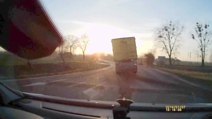 Kierowca ciężar&oacute;wki wymusza pierwszeństwo
