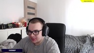 Popo | Tomasz Chada z okna spada