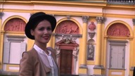 Marta Żmuda Trzebiatowska w kapeluszu na pokazie mody