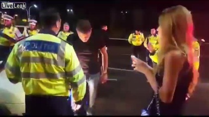 Rumuński policjant nokautuje pijanego