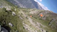 Wingsuit - lot między drzewami
