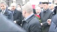 Jarosław Kaczyński składa kwiaty pod Pałacem Prezydenckim