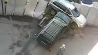Rosjanka niszczy samochód niewiernego męża