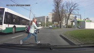 Dwie nastolatki wybiegają zza autobusu na jezdnie