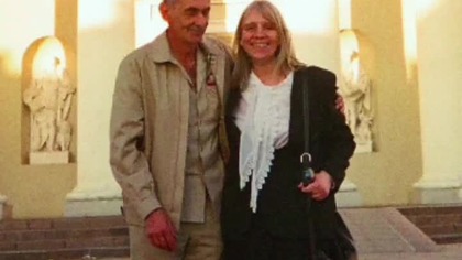 Alwida Bajor z potomkiem powstańca styczniowego bohaterem jednej z publikacji przed Katedrą Wileńską