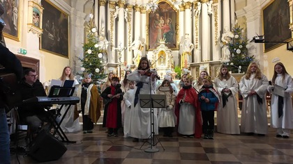 Kolęda O Gwiazdo Betlejemska w wykonaniu scholi Aniołki z Markuszowa frg.  koncertu z 6. 01. 2026