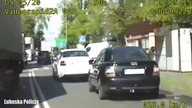 Uciekał przed policją po chodniku.  Rozbił forda na ogrodzeniu