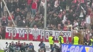 Jan Urban tuż po meczu podszedł podziękować kibicom.  Tuż po tym samotnie ruszył do szatni