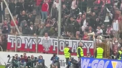 Jan Urban tuż po meczu podszedł podziękować kibicom.  Tuż po tym samotnie ruszył do szatni
