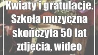 Kwiaty i gratulacje.  Szkoła muzyczna skończyła 50 lat