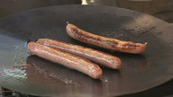 Potrawa biwakowa z patelni ogniskowej - kiełbasa w sosie curry / Oddaszfartucha