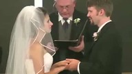 Panna młoda nie może przestać się śmiać