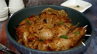 Biala kielbasa zapiekana w cebuli i piwie