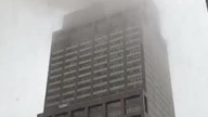 rozbity helikopter na dachu wieżowca na Manhattanie