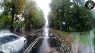 PODWÓJNA CIĄGŁA, PRZEJŚCIE DLA PIESZYCH, DESZCZ I KOLEJNY NIENORMALNY KIEROWCA