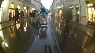Operator hulajnogi wpada w poślizg