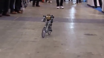 Robot jeździ na rowerze
